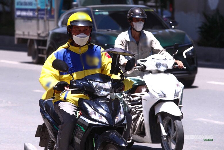 Người lao động nhọc nhằn mưu sinh dưới nắng như đổ lửa - 9