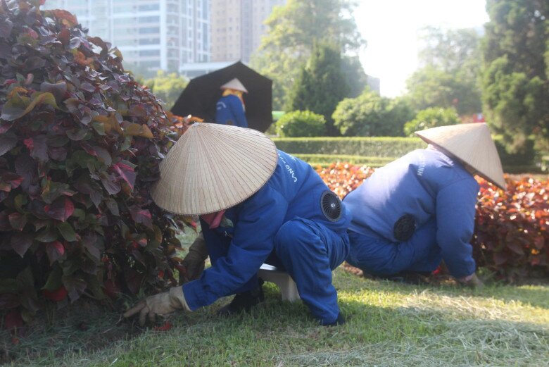Những công nhân cây xanh môi trường vất vả làm việc trong nắng nóng