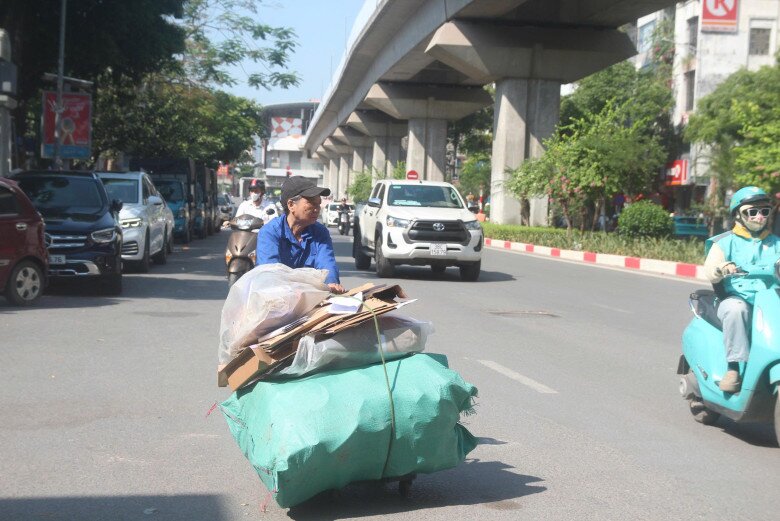 Những người lao động tự do cố gắng “bám đường” vì miếng cơm manh áo