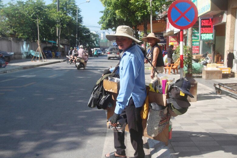 Mỗi người một công việc, ai cũng miệt mài bất chấp thời tiết khắc nghiệt những ngày gần đây