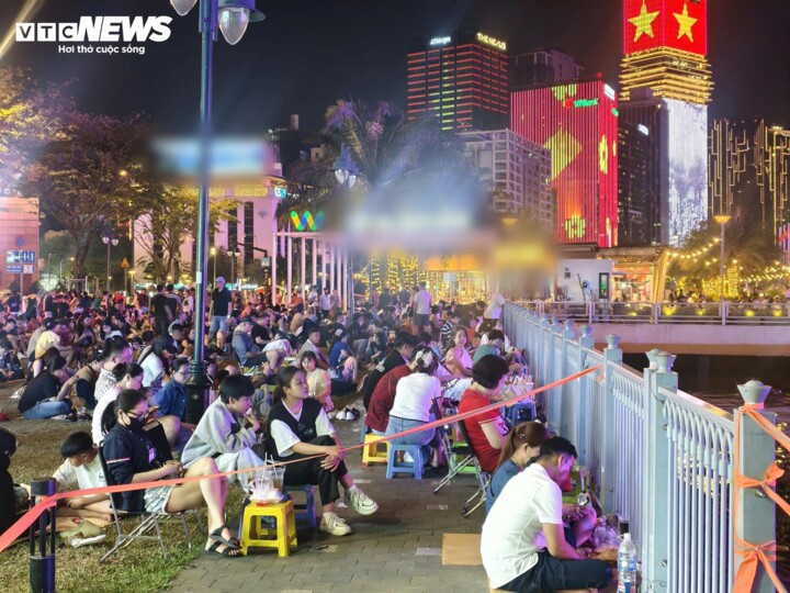 Công viên bờ sông luôn là sự lựa chọn xem pháo hoa giá rẻ của nhiều gia đình, nhiều nhóm bạn trẻ ở TP.HCM. (Ảnh: Hoàng Thọ)