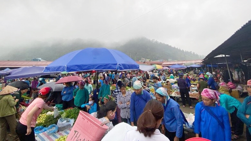 Phiên chợ đông vui có cả du khách tới trải nghiệm