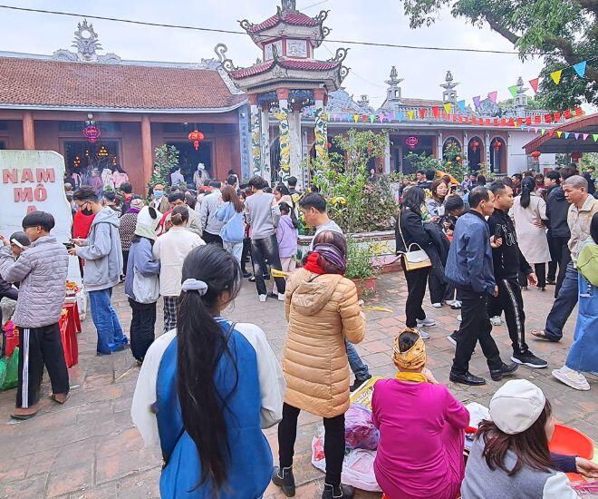 Phiên chợ họp đầu năm mới, chỉ một ngày duy nhất trong năm tại ngôi chùa cổ kính