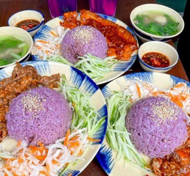 Cơm tấm lá cẩm sườn bì chả lạ mắt