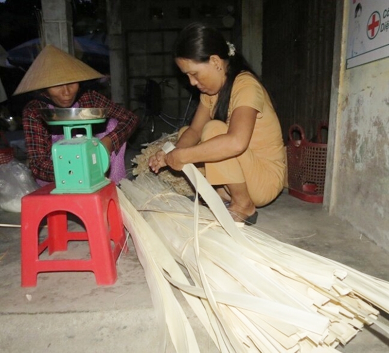 Những người thợ thủ công cần mẫn tạo ra những chiếc nón Huế