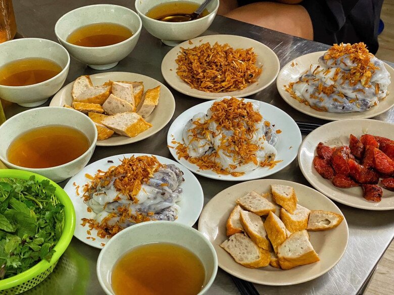 Đặc sản bánh cuốn chả thơm ngon