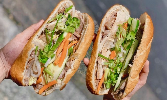 Muốn ăn bánh mì chả nóng phải xếp hàng  