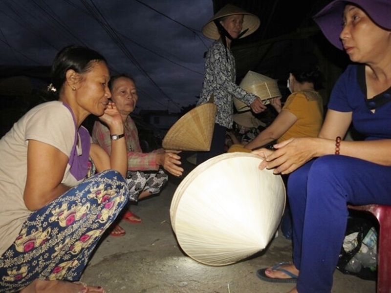 Chợ nón Dạ Lê là nơi trao đổi, buôn bán những chiếc nón được làm thủ công