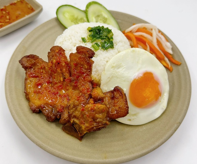 Cơm tấm sườn trứng cực kỳ dễ ăn