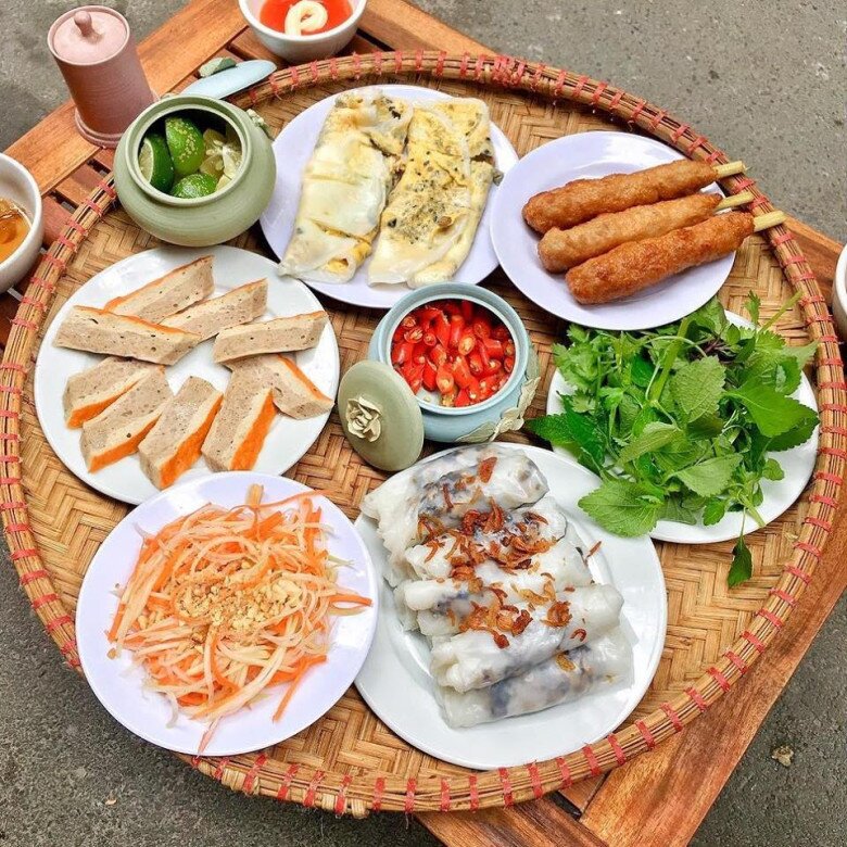 Đừng quên thưởng thức bánh cuốn gia truyền khi tới Hà Nội