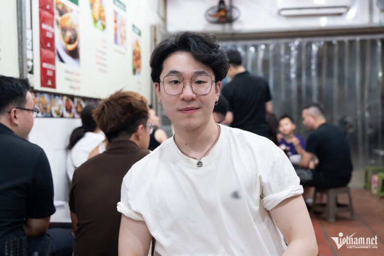 Anh Adrian hài lòng với trải nghiệm tại quán