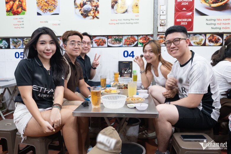 Anh Hiếu (bên phải) và các bạn lần đầu tới quán thưởng thức