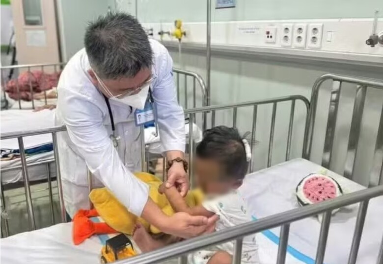 Bé trai 2 tuổi ở TPHCM nhập viện trong tình trạng lơ mơ, toàn thân bầm tím, đầu rách sâu do bị mẹ ruột và người tình bạo hành.