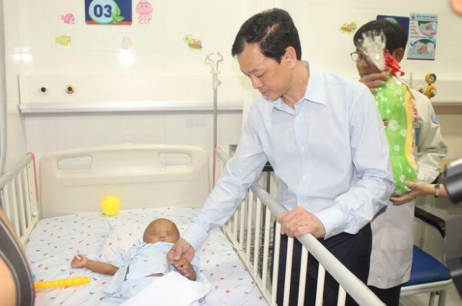 Thứ trưởng Bộ Y tế Nguyễn Tri Thức đến thăm bé trai bị bạo hành đang điều trị tại Bệnh viện Nhi Đồng 1