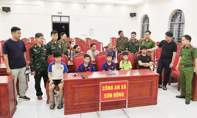 Lực lượng chức năng xã Sơn Động kịp thời tìm thấy 5 em nhỏ bị lạc trong rừng.