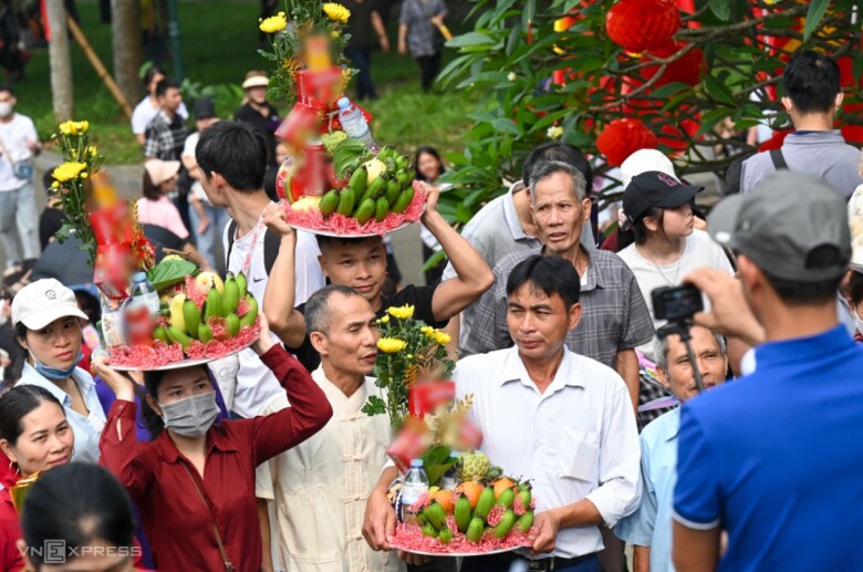 Biển người đổ về đền Hùng - 10