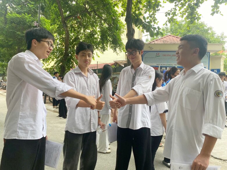 Các thí sinh động viên tinh thần cho môn thi Toán chiều nay