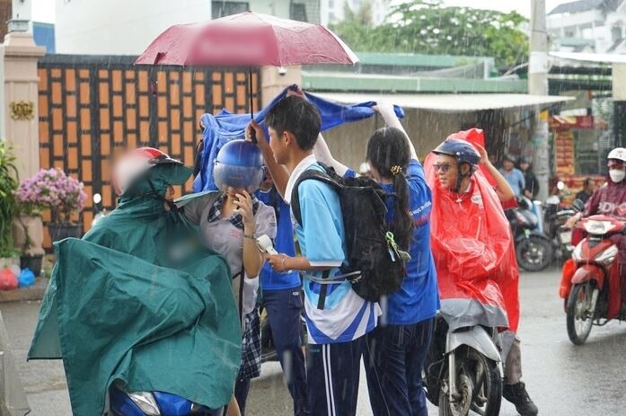 Không khí cổ vũ sôi nổi của đội hình Hoa phượng đỏ tại điểm thi Trường THCS Trường Thọ tiếp thêm động lực cho những thí sinh cuối cùng nhanh chóng bước vào phòng thi môn Ngoại ngữ chiều 1-6.