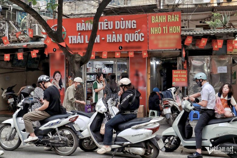Quán bánh rán nhỏ nhưng tấp nập khách chờ đợi mua mang về