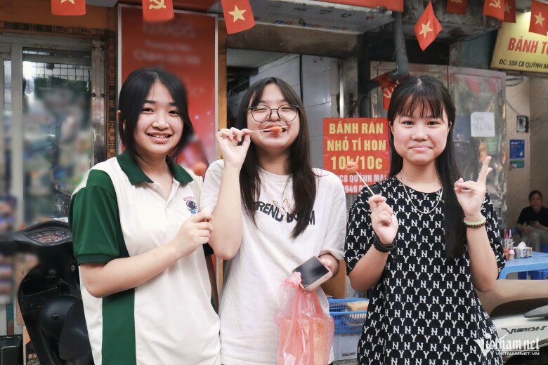 Thùy Dương (ngoài cùng bên trái) và bạn là khách quen của quán