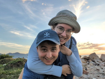 Đến Việt Nam 1 năm, cặp đôi Anh - Canada quyết định ở lại vì quá hạnh phúc