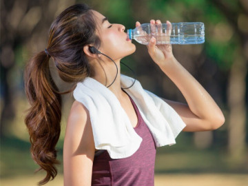 Uống nước tưởng vô hại nhưng sai cách lại 'hại ngược' cơ thể: 4 thói quen nhiều người đang mắc phải