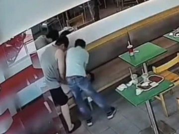 Sức khỏe - Nam bác sĩ ép tim giữa quán cà phê cứu người đàn ông đột ngột ngừng tim