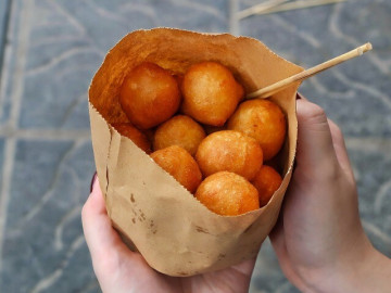 Quán Hà Nội rộng 2m2, mỗi ngày bán nghìn chiếc bánh rán "siêu nhỏ, siêu rẻ"