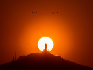 Khoảnh khắc hiếm có: Mặt trời "ôm trọn" tượng Phật Bà trên núi Bà Đen