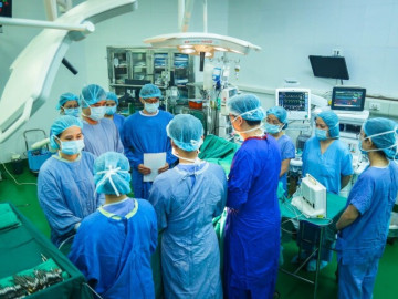 Tiễn biệt cô gái người Anh hiến tạng: "Bạn đến như lữ khách, rời đi như người hùng"