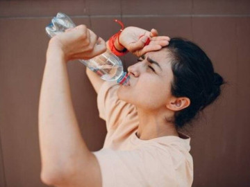 5 sai lầm khiến uống nhiều nước mà cơ thể vẫn "khát"