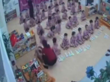 Xôn xao clip trẻ mầm non bị cô giáo bạo hành trong lớp