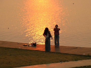 Nắng nóng gay gắt, người dân tìm đến bờ sông Hương giải nhiệt, "săn" hoàng hôn