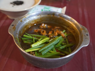 Khách Tây thử món "bốc lửa" ở TPHCM, khen vị giống thịt gà nhưng ngon hơn