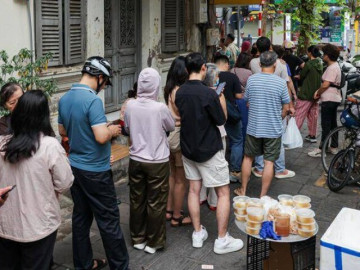 Người Hà Nội xếp hàng cả tiếng chờ mua bánh trôi, bánh chay dịp Tết Hàn thực