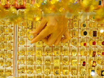 Giá vàng hôm nay 24/4: Giảm mạnh, mất ngưỡng 4.700 USD/ounce