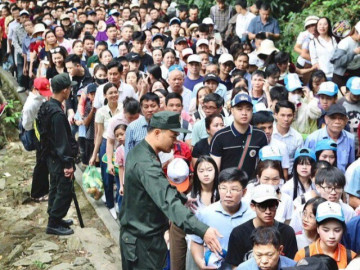 Biển người đổ về Đền Hùng trước ngày Giỗ tổ Hùng Vương