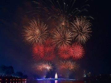 Pháo hoa rực sáng hồ Văn Lang, biển người reo vui trong đêm hội Đất Tổ
