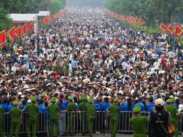 Biển người đổ về đền Hùng