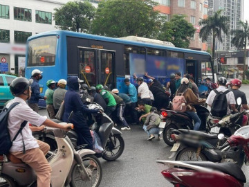 Khoảnh khắc người dân nâng xe buýt giải cứu người phụ nữ gặp nạn ở Hà Nội