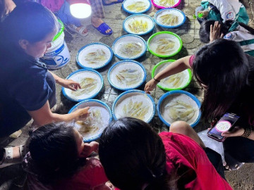 Chợ ven biển Cửa Lò chỉ bán đặc sản top 10 Việt Nam, đêm nào cũng kín khách