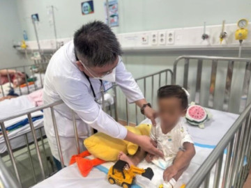 Hoàn cảnh đáng thương của bé trai 2 tuổi bị mẹ và người tình bạo hành tàn nhẫn