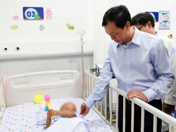 Cấp giấy khai sinh cho bé trai 2 tuổi bị bạo hành