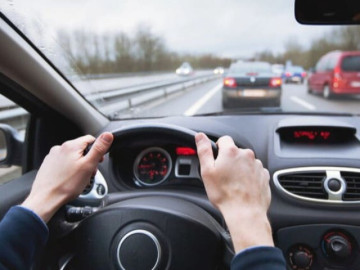 Chuyển làn quá sát xe khác, tài xế có thể bị phạt tới 6 triệu đồng