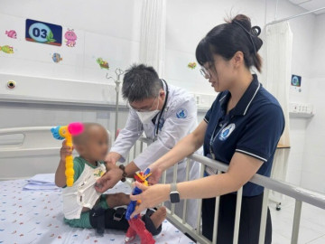 Bé trai 2 tuổi bị mẹ và người tình bạo hành được xuất viện