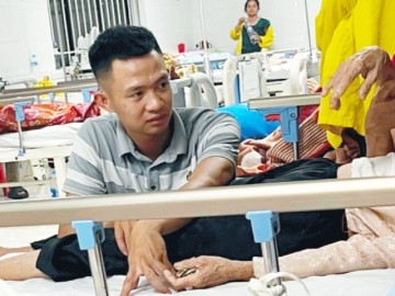 Chàng trai Nghệ An chăm bà nội U90 ở bệnh viện khiến nhiều người xúc động