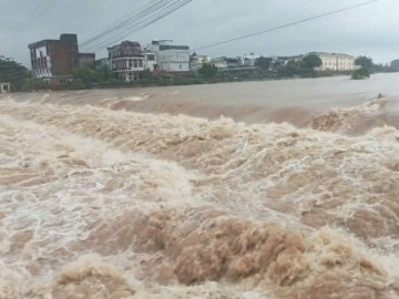 Mưa trắng trời, nhiều nơi ở Quảng Ninh ngập sâu