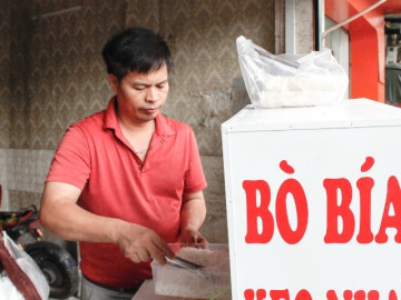 Người đàn ông bán bò bía có "thói quen lạ", khách chờ cả tiếng để mua