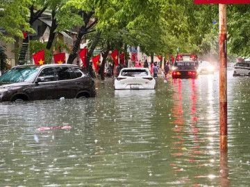Nhiều ôtô mắc kẹt giữa biển nước ở Quảng Ninh