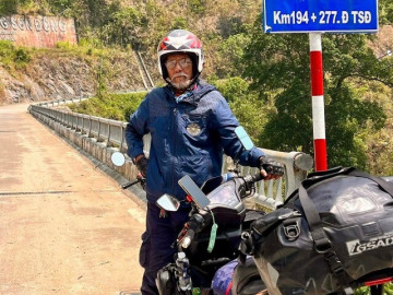 Khách TPHCM lái xe máy xuyên Việt 31 ngày, tiết lộ tuổi gây ngỡ ngàng